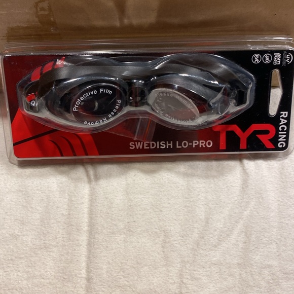 Speedo silicone cap, TYR Swedish low pro goggles and Finis long floating fins - Picture 8 of 9